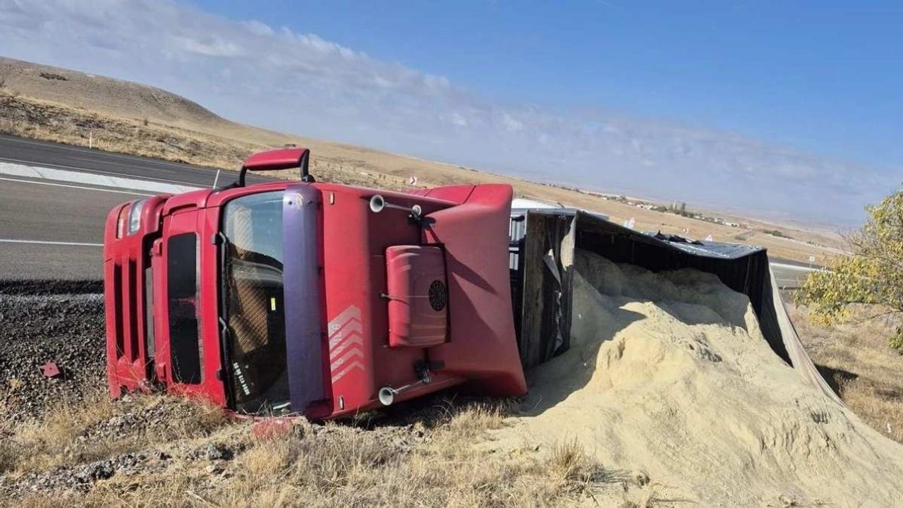 Kulu Kavşağı yakınlarında tır devrildi: Sürücü ölümden döndü!