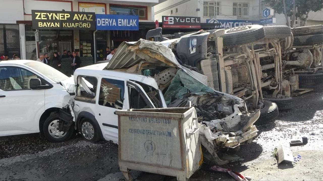 Malatya’da freni patlayan hafriyat kamyonu araçların arasına daldı: 5 yaralı