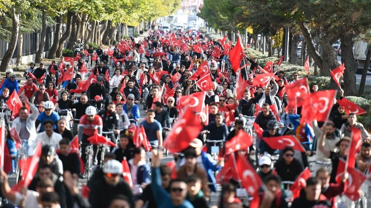 Memduh Büyükkılıç Cumhuriyet için pedal çevirdi