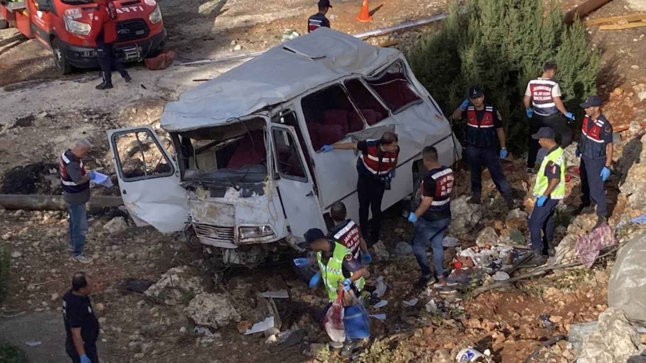 Tarım işçilerini taşıyan minibüs şarampole yuvarlandı:4 ölü, 14 yaralı
