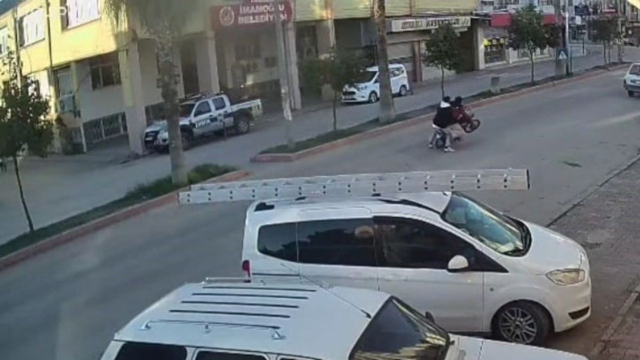 Önünü kaldırdığı motosikletle otomobile çarptı: Yaralılar var