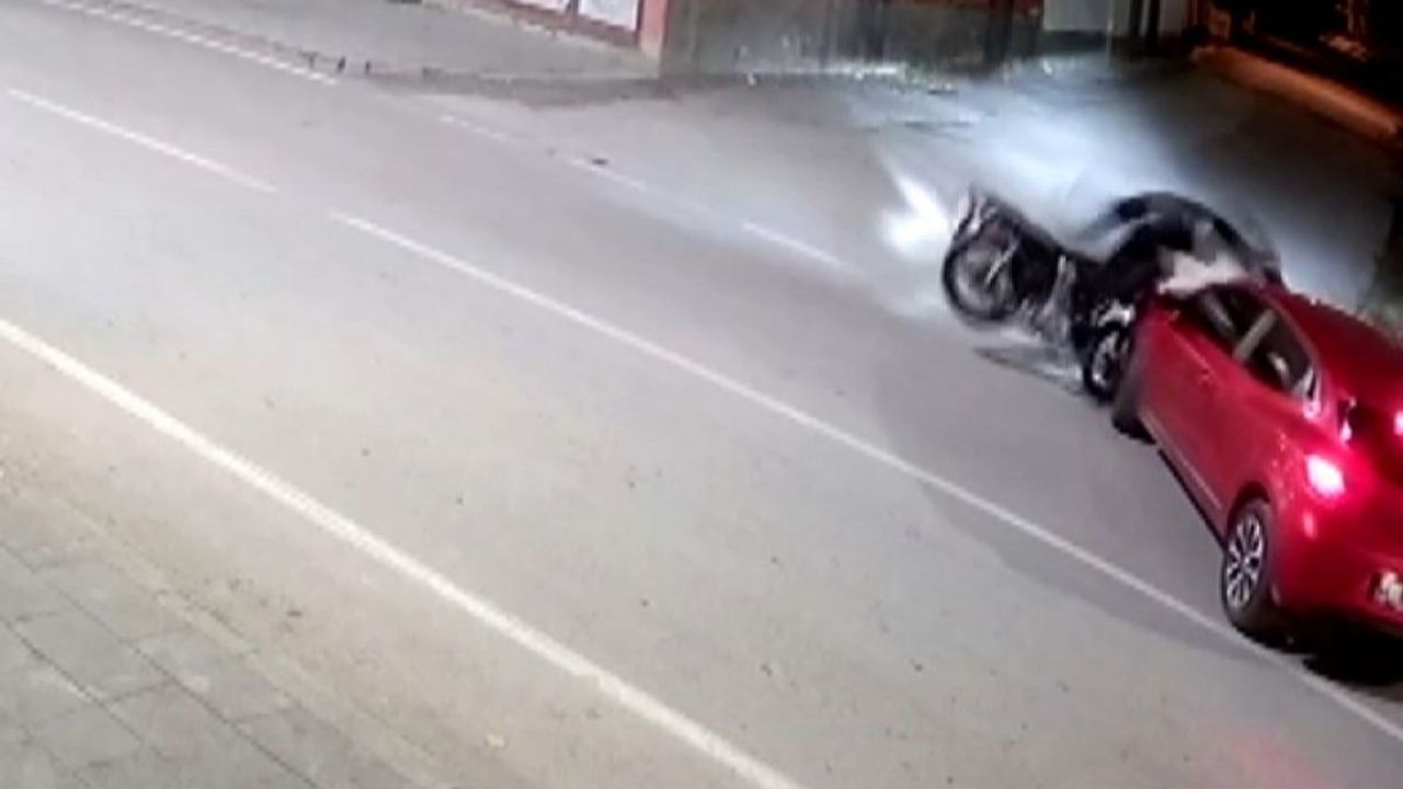 Motosikletle otomobil çarpıştı: Yaralı hastaneye kaldırıldı