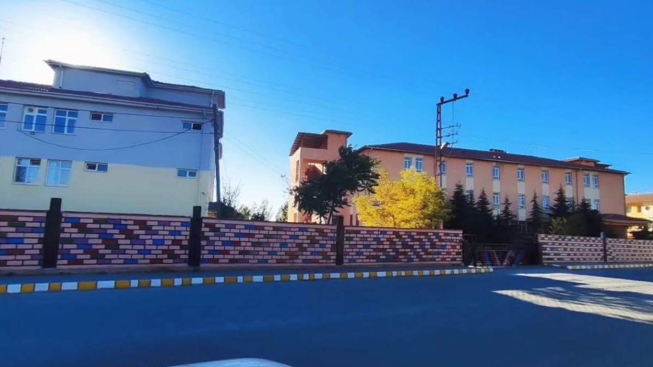 Tomarza’da görevine dönen Müdür Yıldırım, Okulu baştan aşağı yeniledi!