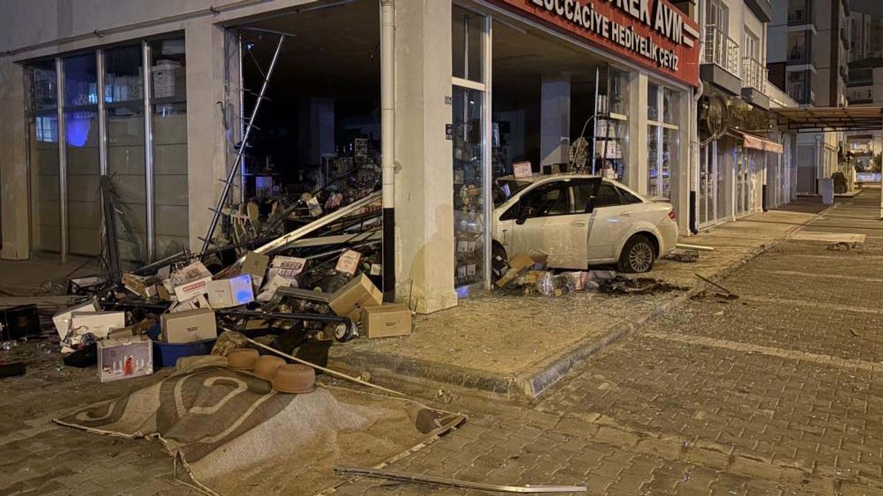 Kayseri’de otomobil züccaciye dükkânına daldı: Ortalık savaş alanına döndü