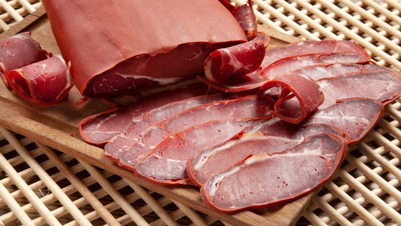 Pastırma ve sucuk satışında yüzde 25 düşüş: “Ekonomik şartlar vatandaşın sofrasına da yansıdı”