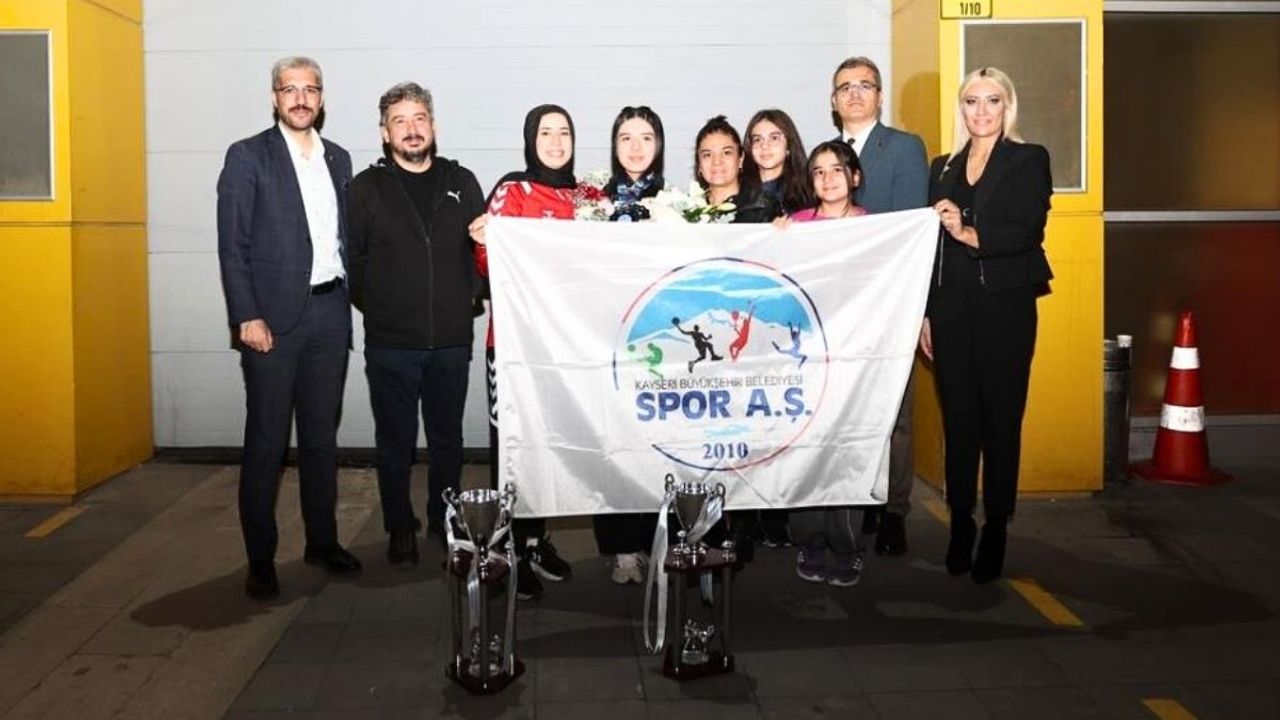 Dünya şampiyonu Elif Ceren Uzunçakmak Kayseri'de coşkuyla karşılandı