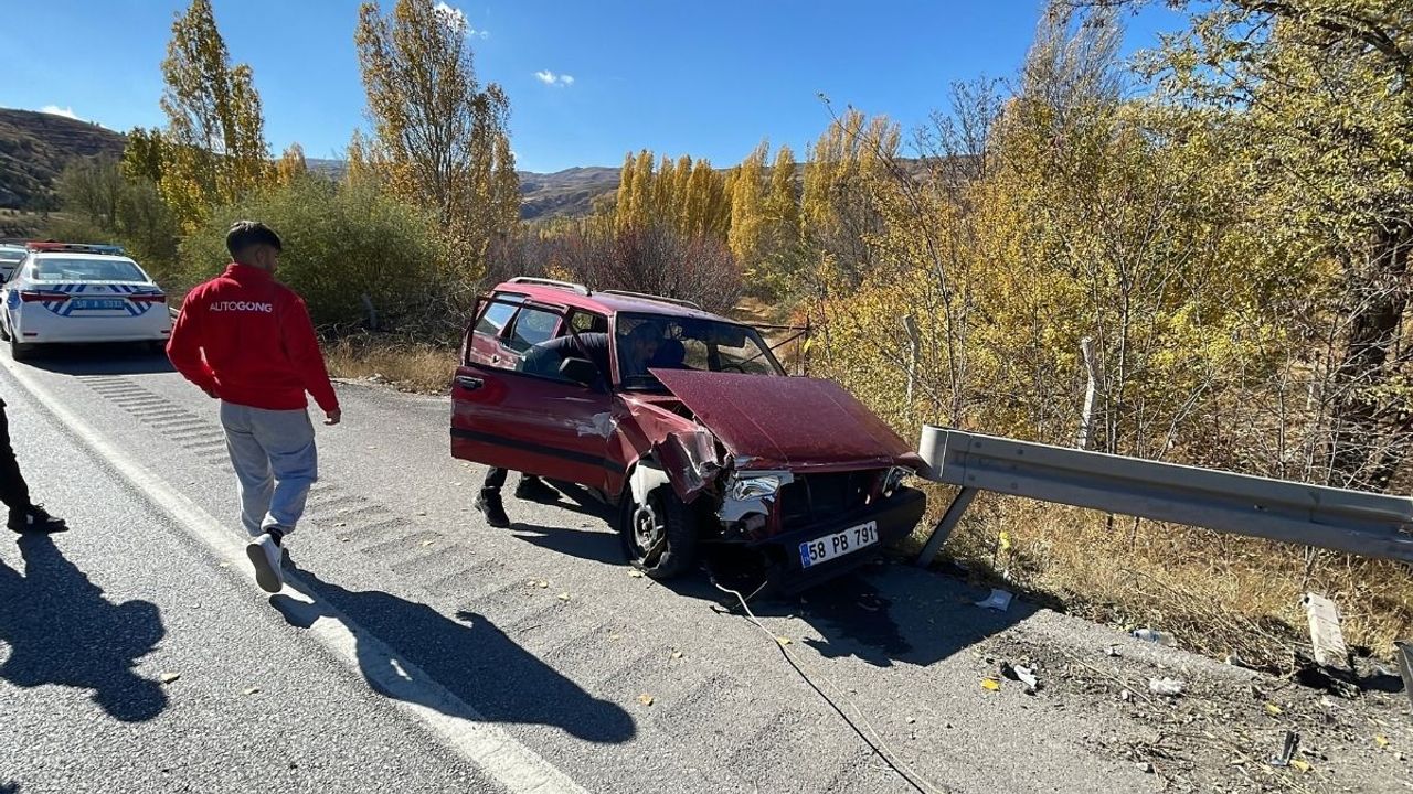 Bariyere çarpan otomobilde 1'i ağır 2 kişi yaralandı!