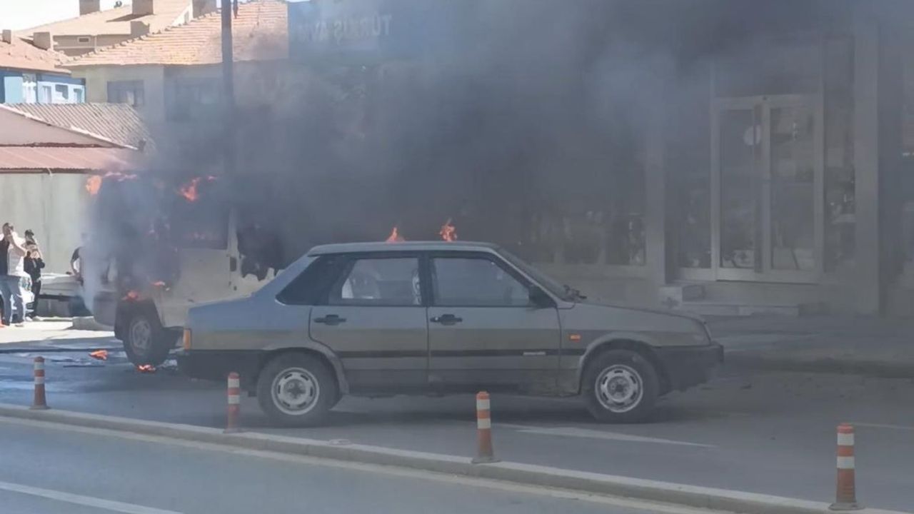 Alev topuna dönen araç yerinde durmadı!