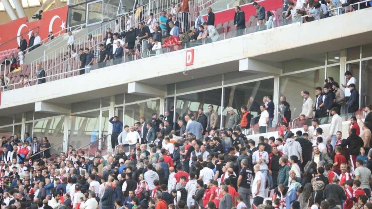 Sivasspor’da tribünler karıştı:Başkan Gökhan Karagöl tribüne indi!