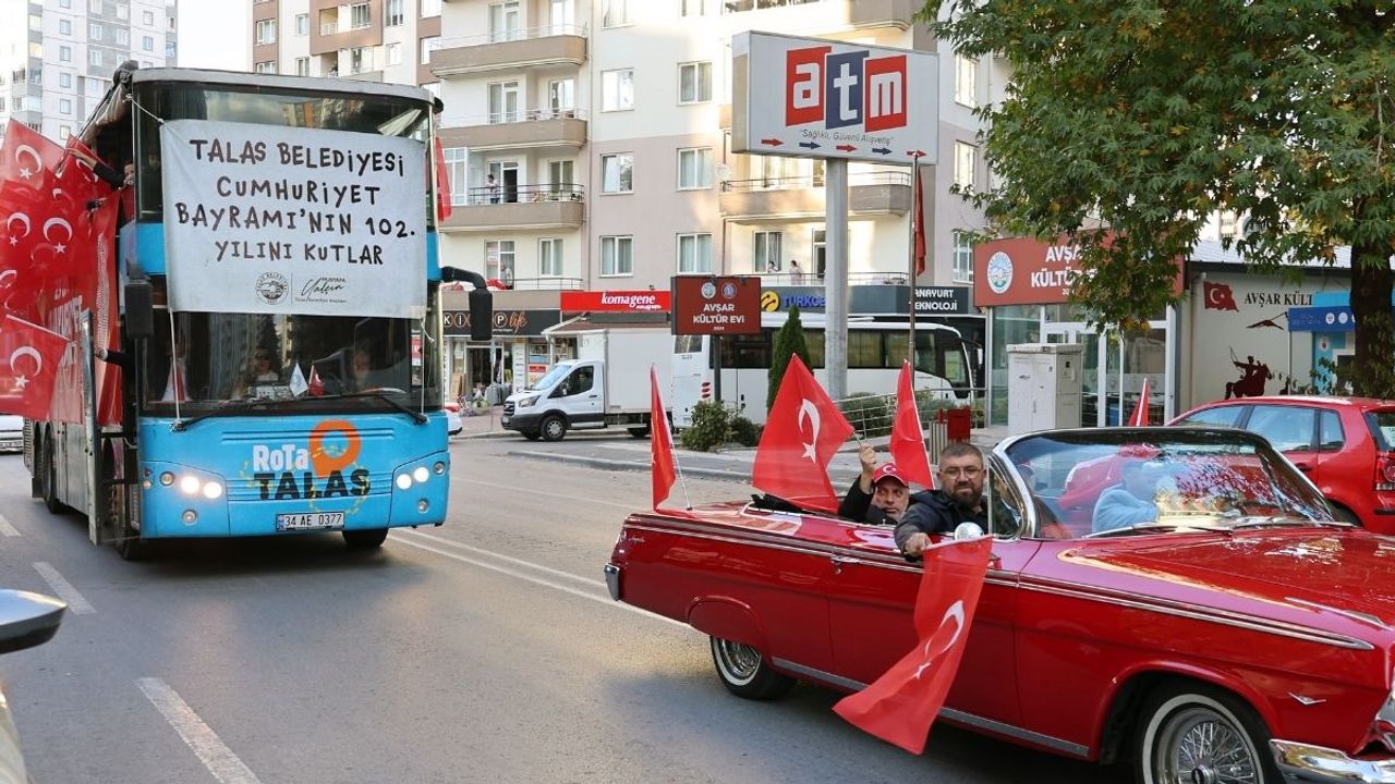 Talas’ta klasik araçlı Cumhuriyet konvoyu büyük ilgi gördü