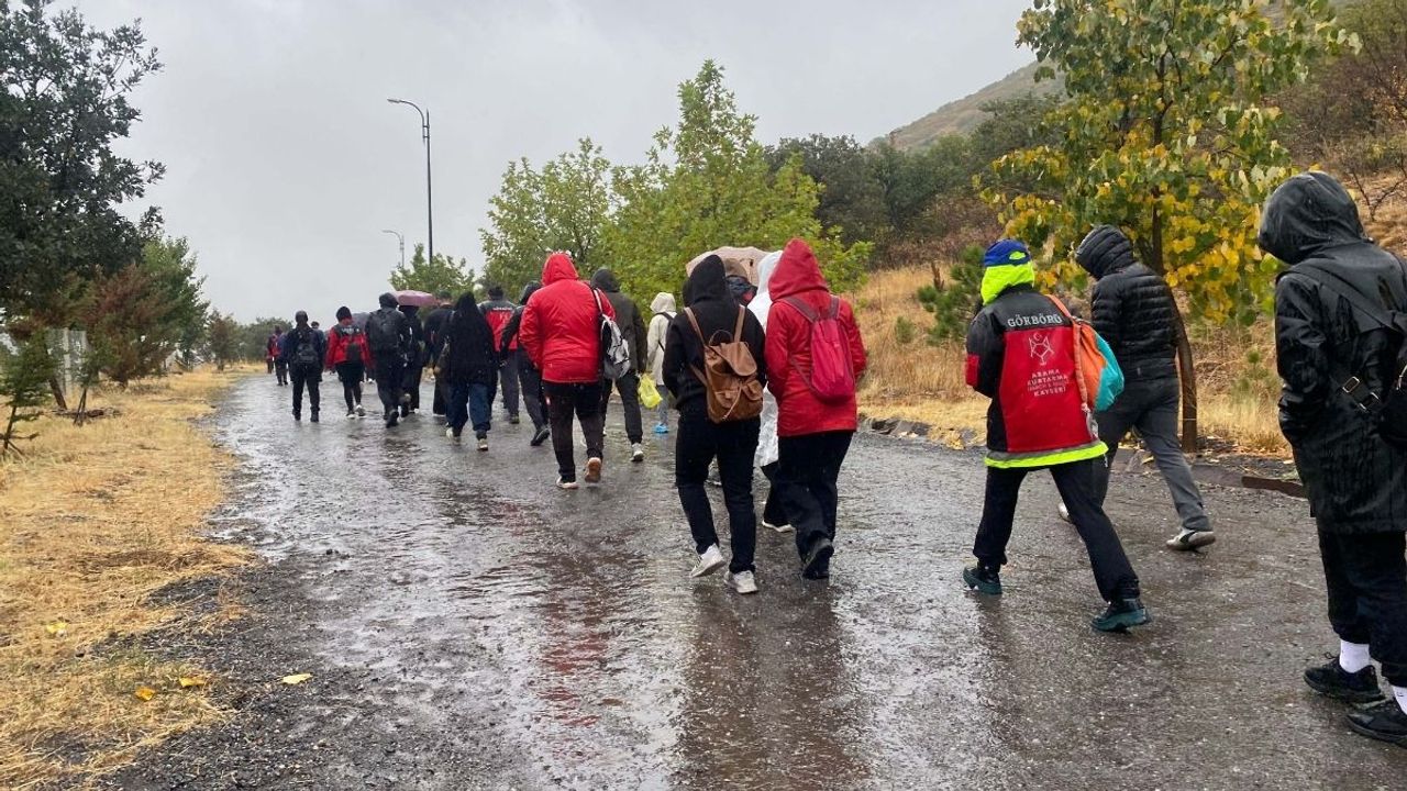 Yoğun yağış Talas'ta doğa yürüyüşüne engel olamadı