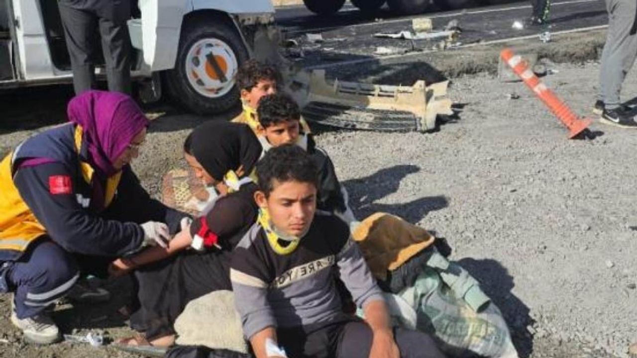 Nevşehir’de feci kaza: İşçileri taşıyan minibüs tırla çarpıştı!