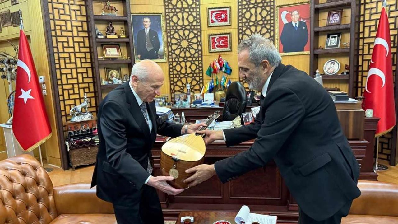 Yavuz Bingöl’den Devlet Bahçeli’ye ziyaret: Kendi bağlamasını hediye etti!