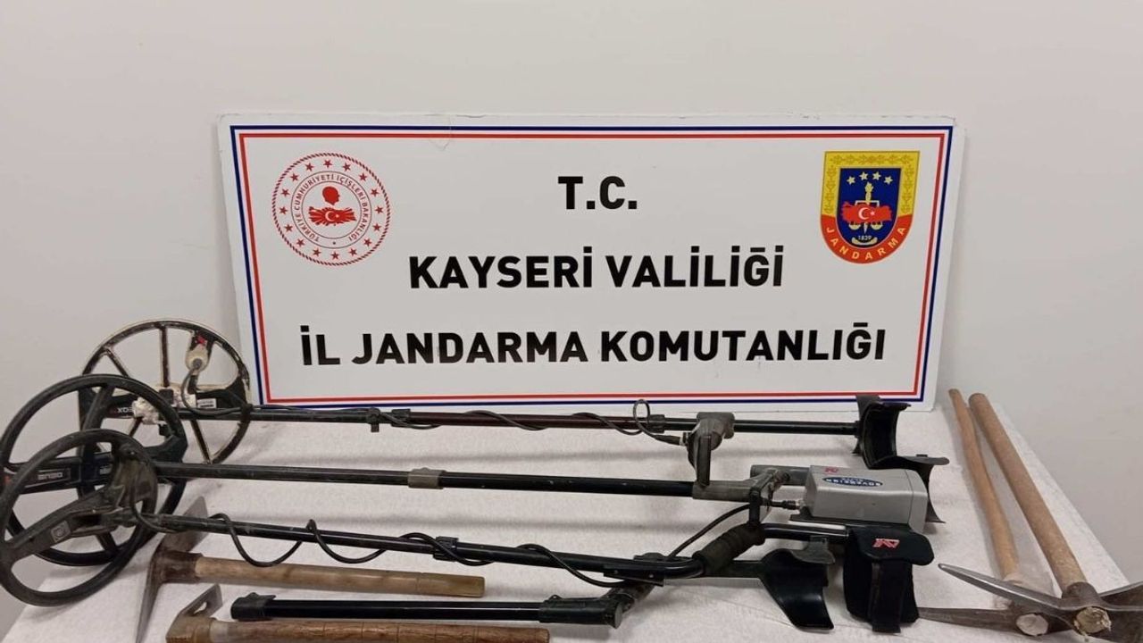 Kayseri Yeşilhisar'da kaçak kazı yaparken suçüstü yakalandılar!