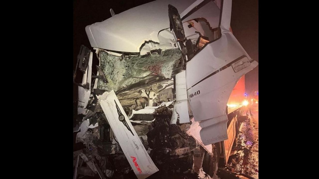 Otoyol ’da dehşet anları: Park halindeki otobüse tır çarptı, 14 yaralı!