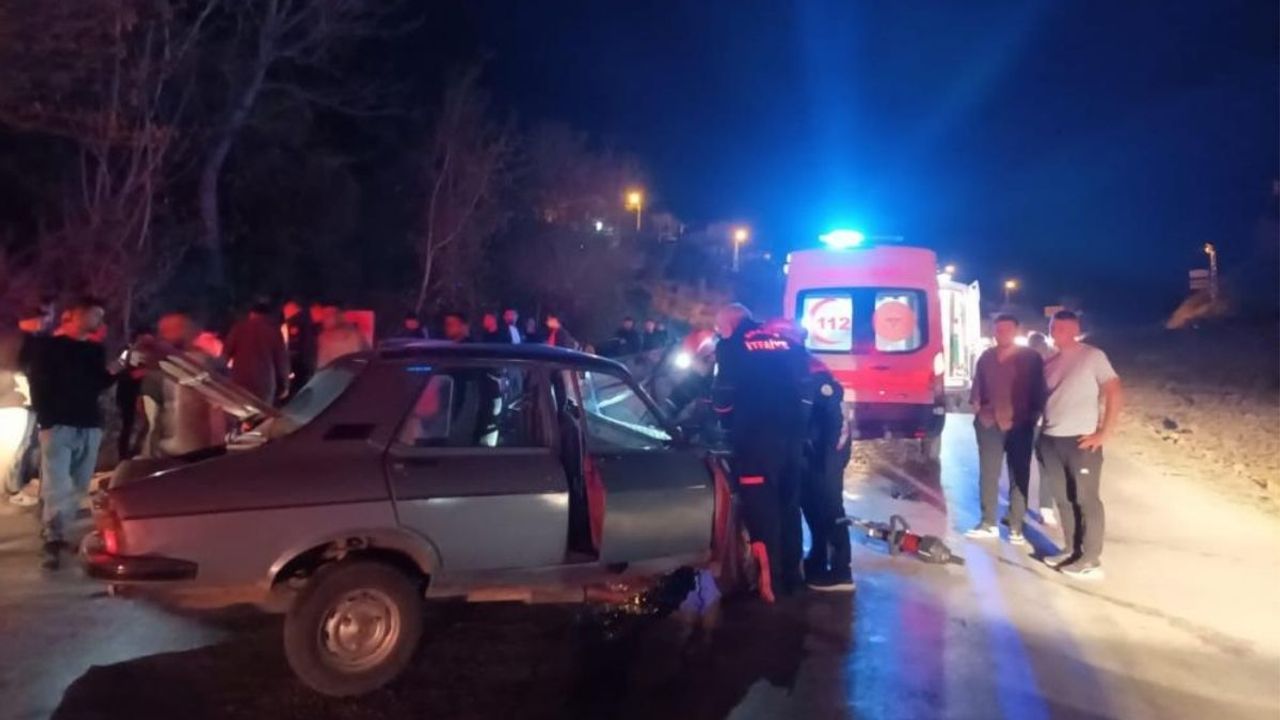 İki araç feci şekilde çarpıştı: 7 Yaralı