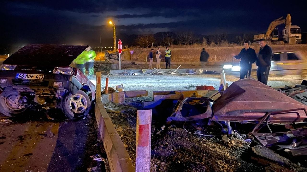 Otomobil ikiye bölündü, 2 yaralı!