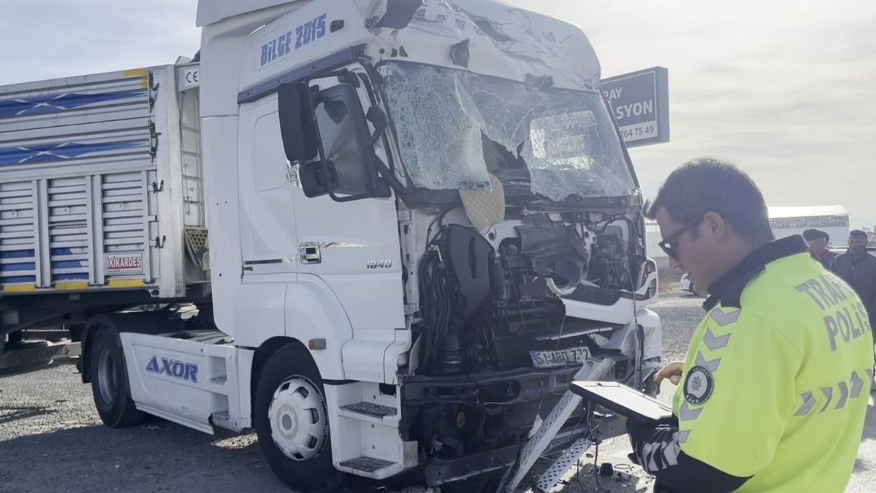 Aksaray Yeni Sanayi Sitesi girişinde tırlar çarpıştı: 1 yaralı