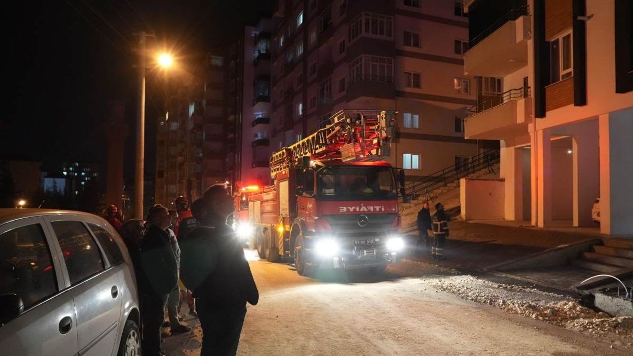 Apartmanın orta katı alev alev yandı: Mahalleli sokağa döküldü!