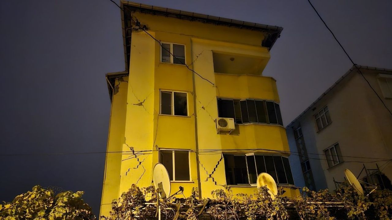 Peş peşe depremler panik yarattı: Geceyi sokakta geçirdiler!