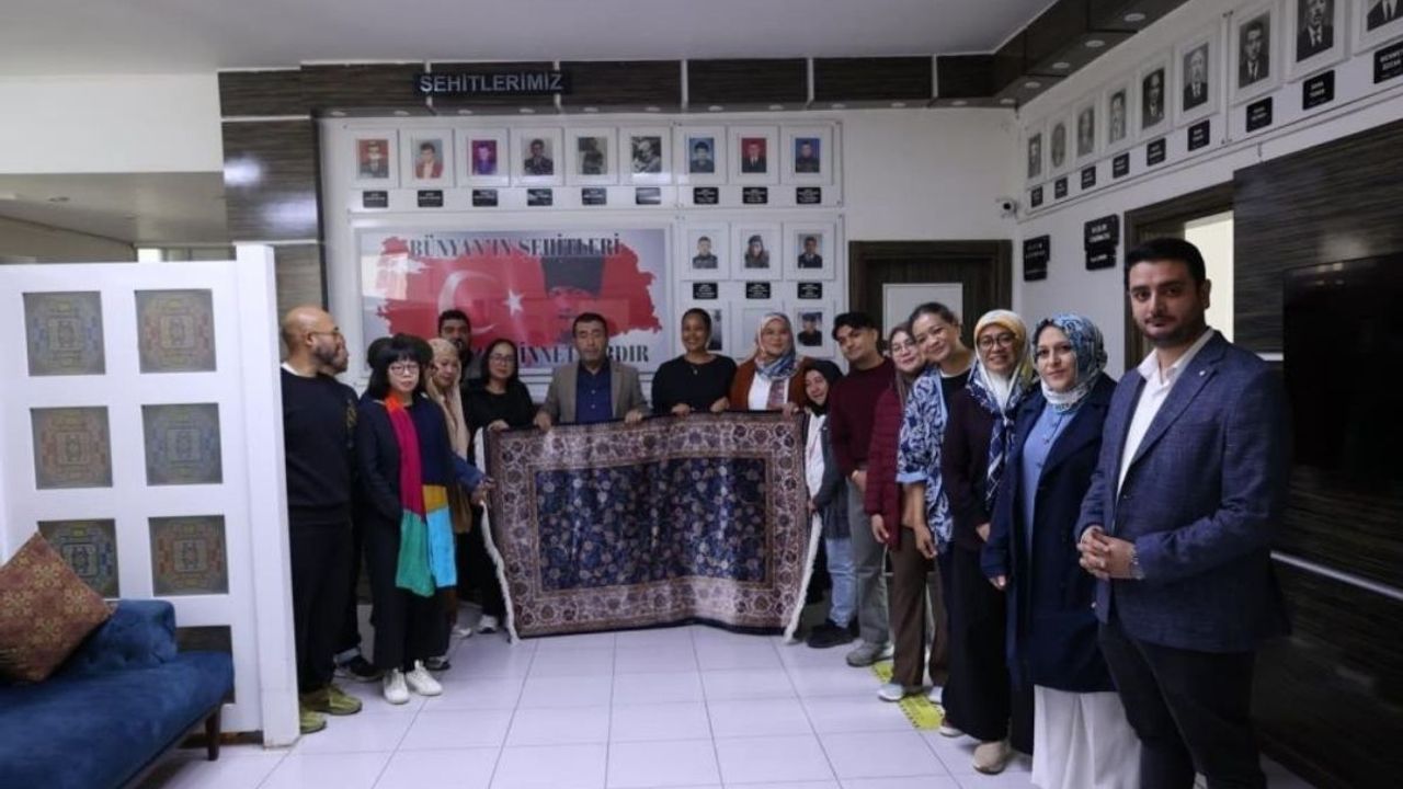 Malezya heyeti Bünyan'da misafir edildi : El dokuması halılar misafirlere hediye edildi