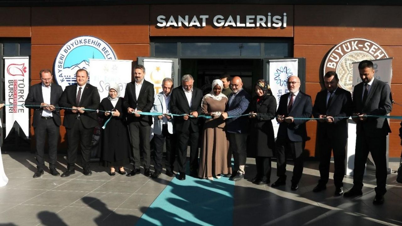 Kayseri Büyükşehir’den renkli etkinlik: “Bi’ Dünya Sanat” sergisine büyük ilgi