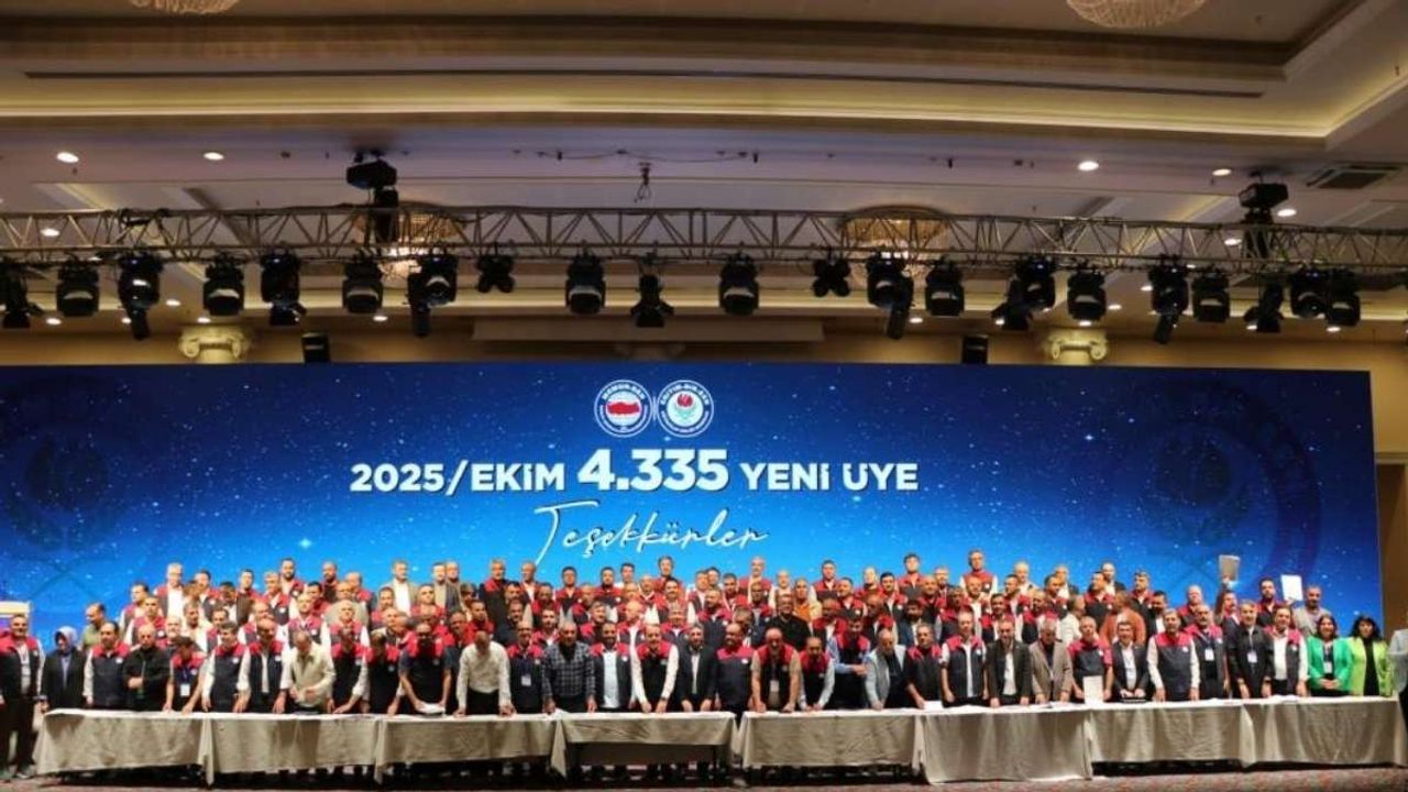 Eğitim-Bir-Sen heyeti Türkiye zirvesine çıktı: Ödülle döndü