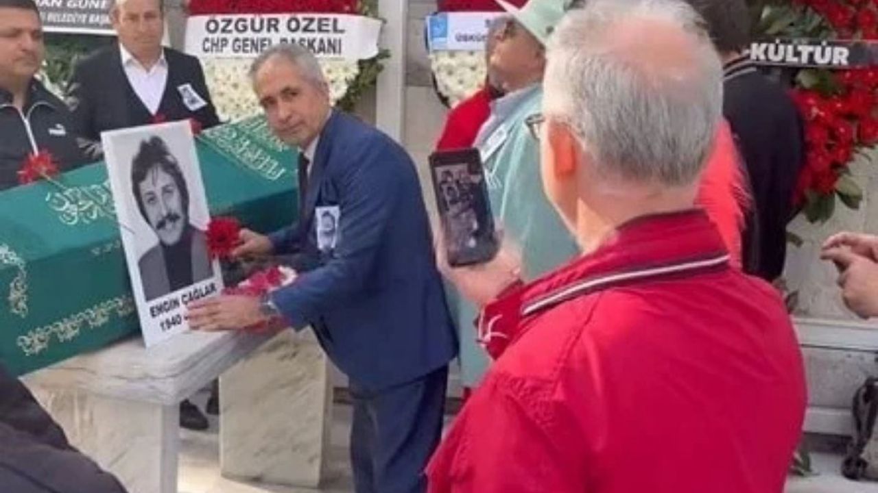 Engin Çağlar’ın cenazesinde skandal! Tabutla fotoğraf kuyruğu