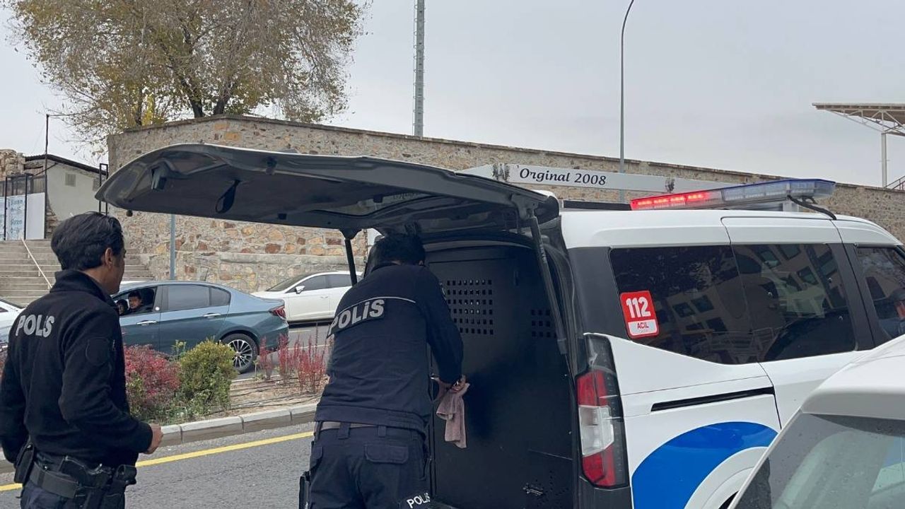 Eşi tarafından bıçaklanan adam adliyenin önünde pompalı tüfekle korku saçtı