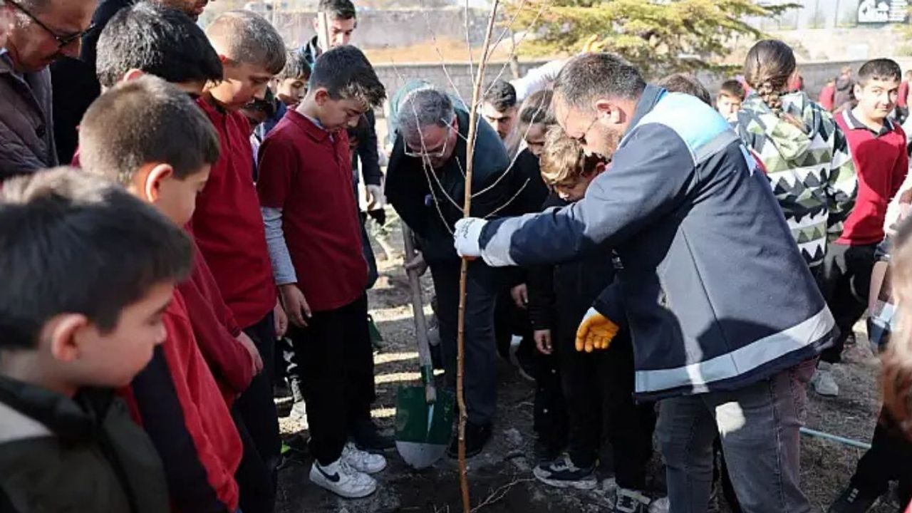 Başkan Özdoğan öğrencilerle birlikte fidan dikti