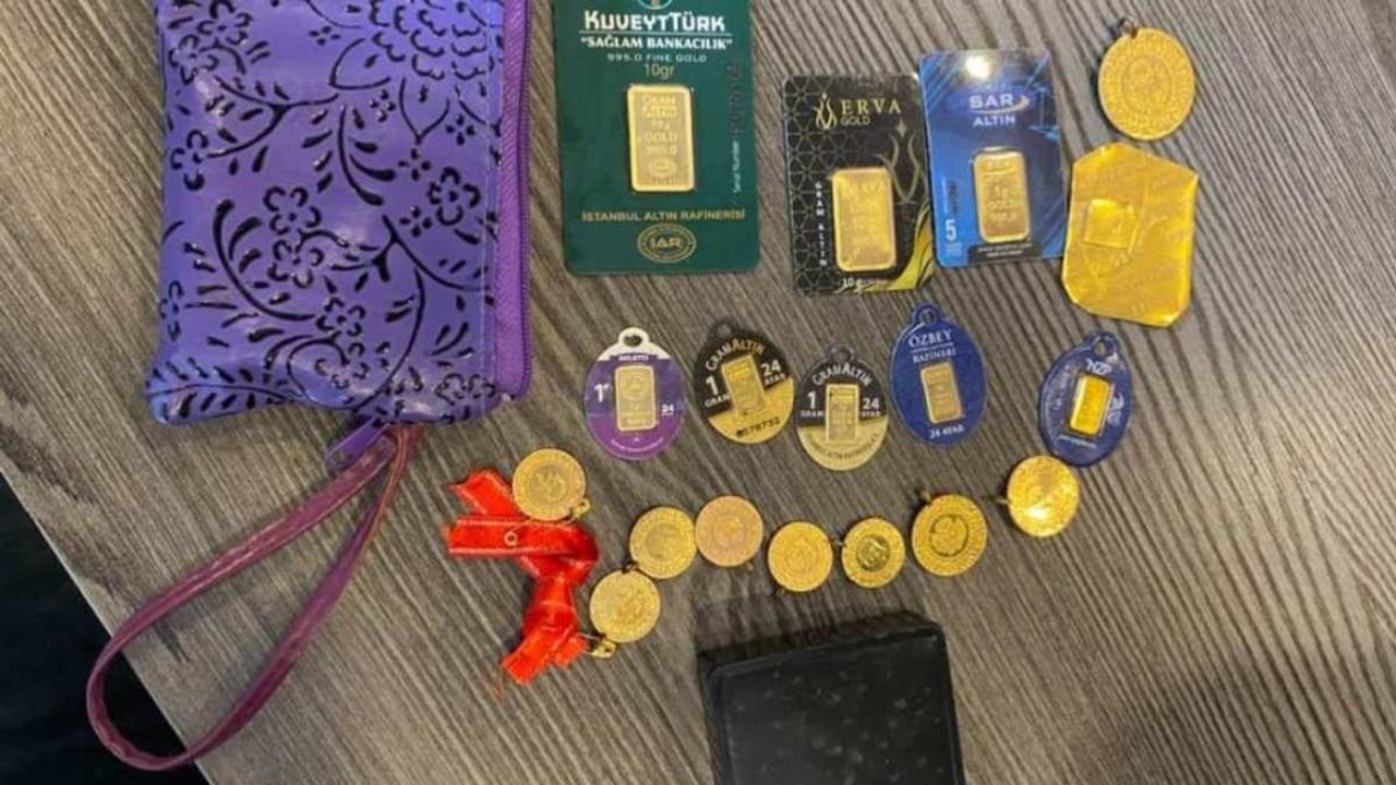 Halının arasından servet çıktı: Altınları bulan adam şaşkınlık geçirdi