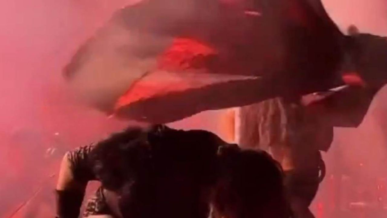 Hayko Cepkin sınırları yine zorladı: Direk dansı ve sahne kostümü olay oldu!