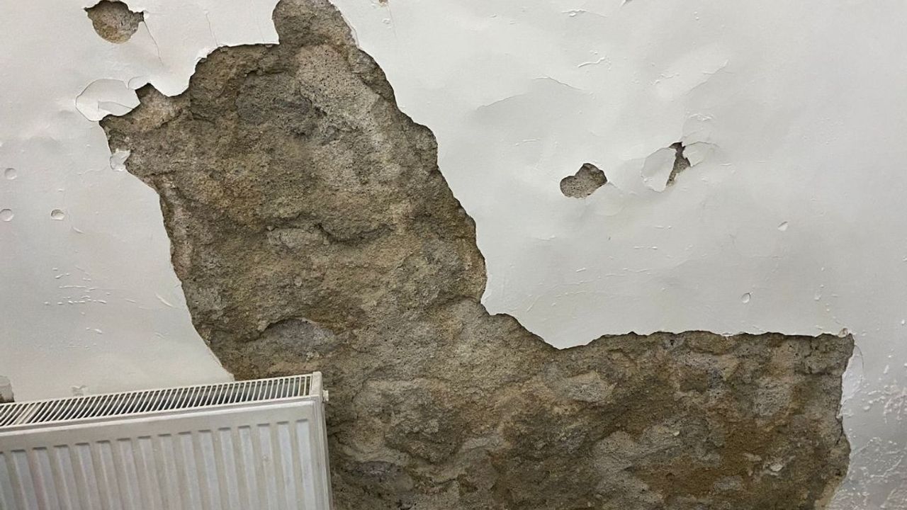 Kayseri'nin göbeğindeki Helvacıdede Camii dökülüyor