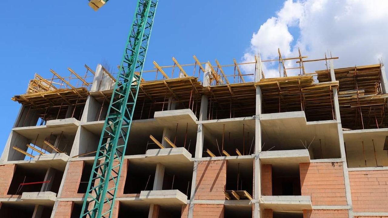 İnşaatta dehşet anları: 3. katına çıkıp atlamaya kalktı!