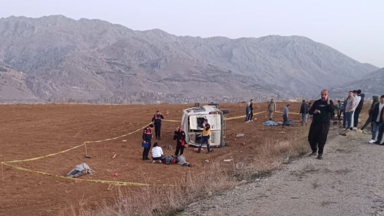 Kahramanmaraş’ta inşaat işçilerini taşıyan minibüs takla attı: 2 ölü 7 yaralı