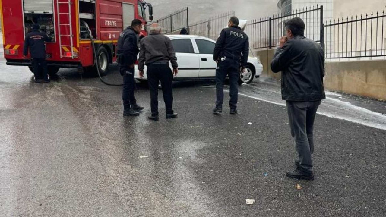 Kahramanmaraş’ta hastane önünde park halindeki otomobil alev aldı