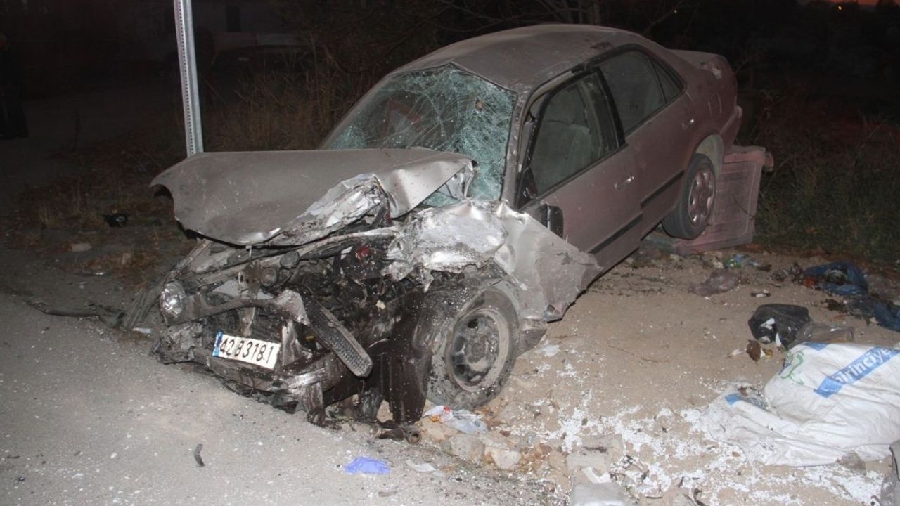 Traktör ile otomobil çarpıştı: 1’i ağır 2 yaralı