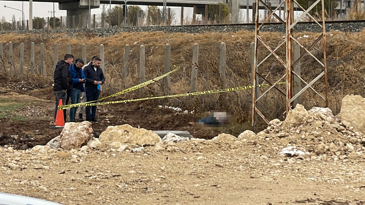 Demir yolu kenarında acı son: 80 yaşındaki adam ölü bulundu
