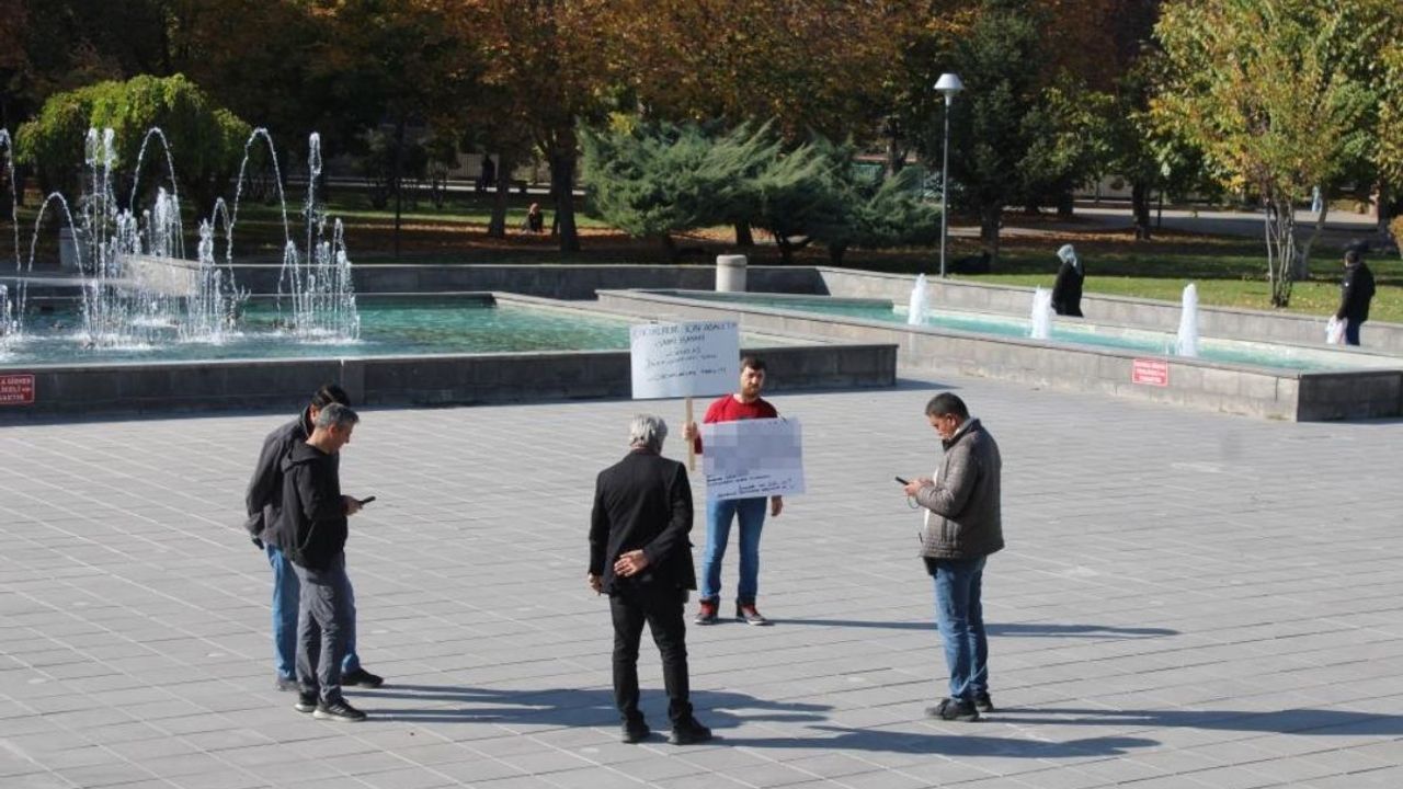 Kayseri’de karısından boşanamayan adam eylem yaptı