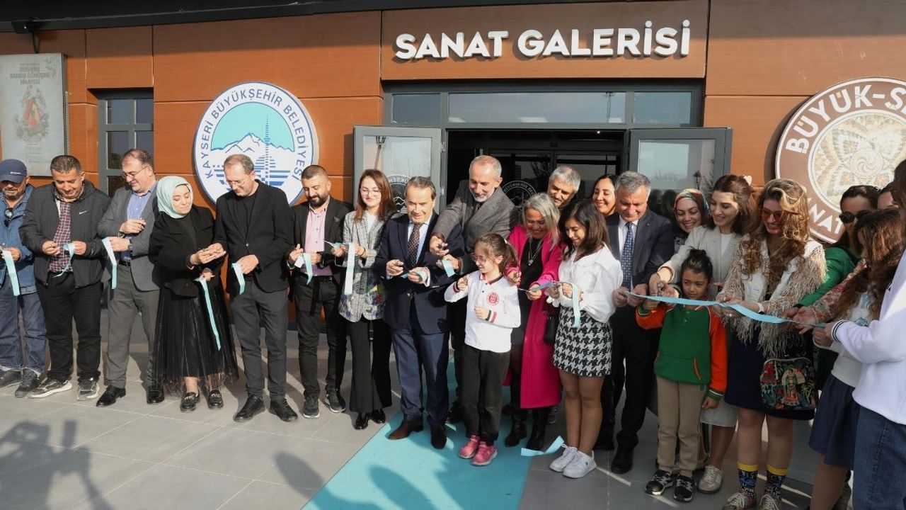 Kayseri’de ahşabın sanata yolculuğu: Geri dönüşüm sergisi sanatseverlerle buluştu