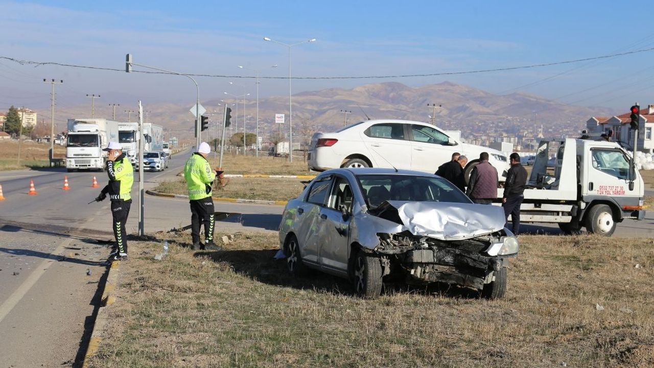 Kayseri Girişinde İki Otomobil Çarpıştı! Yaralılar Var!