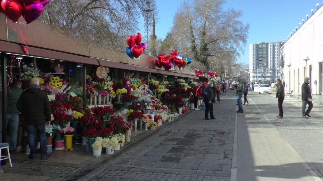 Kayseri'de hediye çiçek alırken iki kez düşünün: Tartışma ve hüzün getiren o 3 çiçek hangisi?