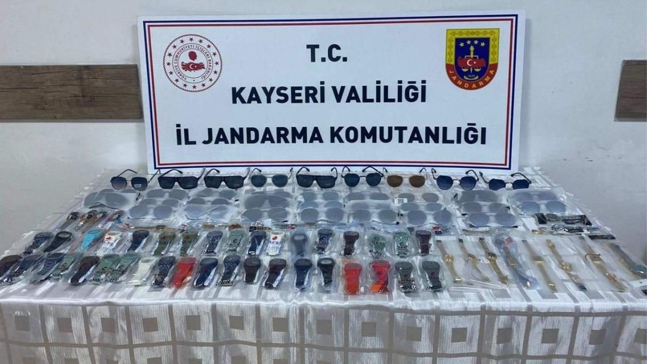Kayseri’de kaçak saat ve gözlük operasyonu: Evden 94 parça kaçak ürün çıktı!