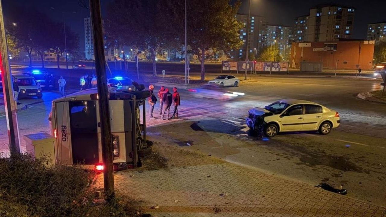 Kayseri’de otomobil servise çarptı: Servis yan yattı, 2 sürücü yaralandı