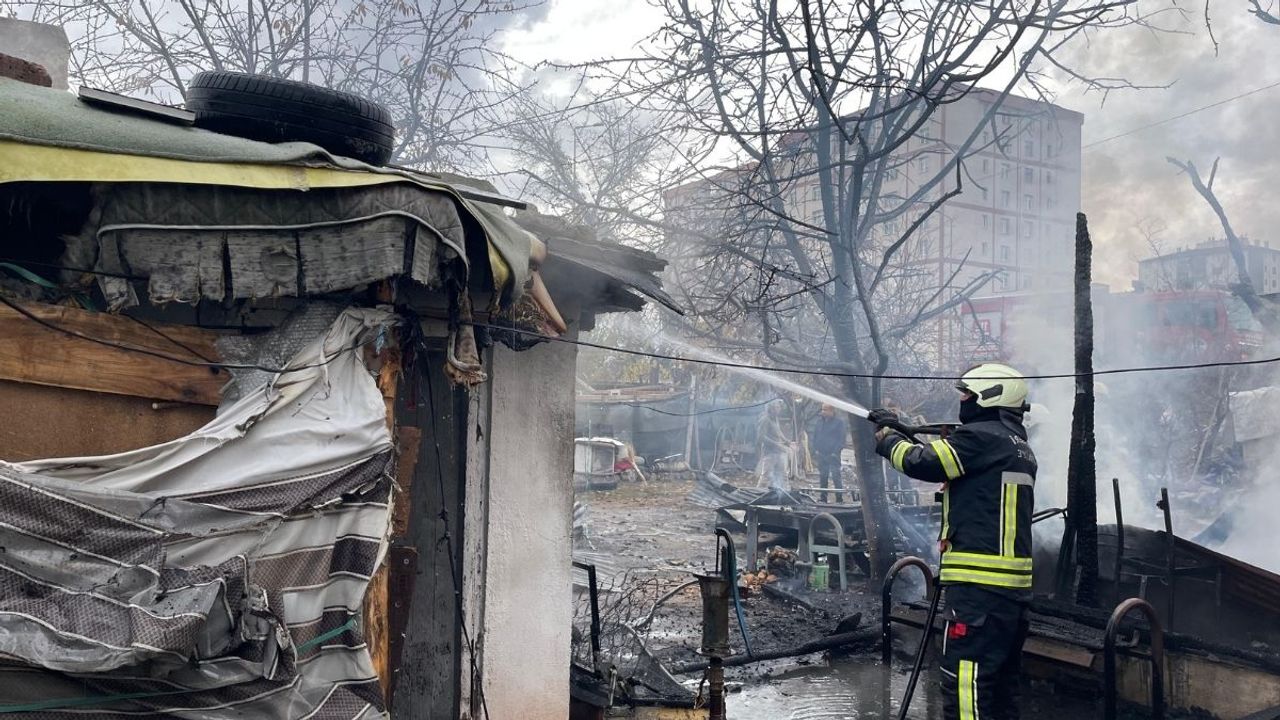 Kayseri'de müstakil ev yandı ortalık küle döndü!