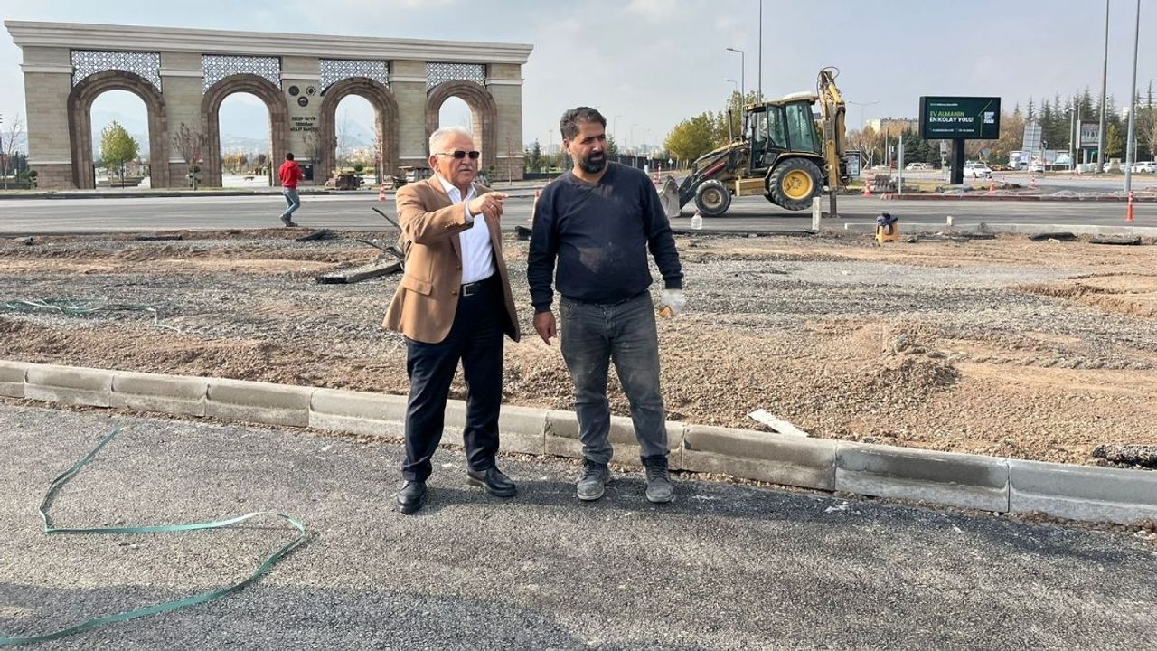 Memduh Büyükkılıç’tan pazar mesaisi: Kavşak düzenleme çalışmasını yerinde inceledi!