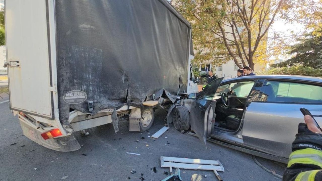 Kayseri'de Tesla'nın hızını merak etti dip gaz yaptı: Önce duvara sonra kamyona çarptı