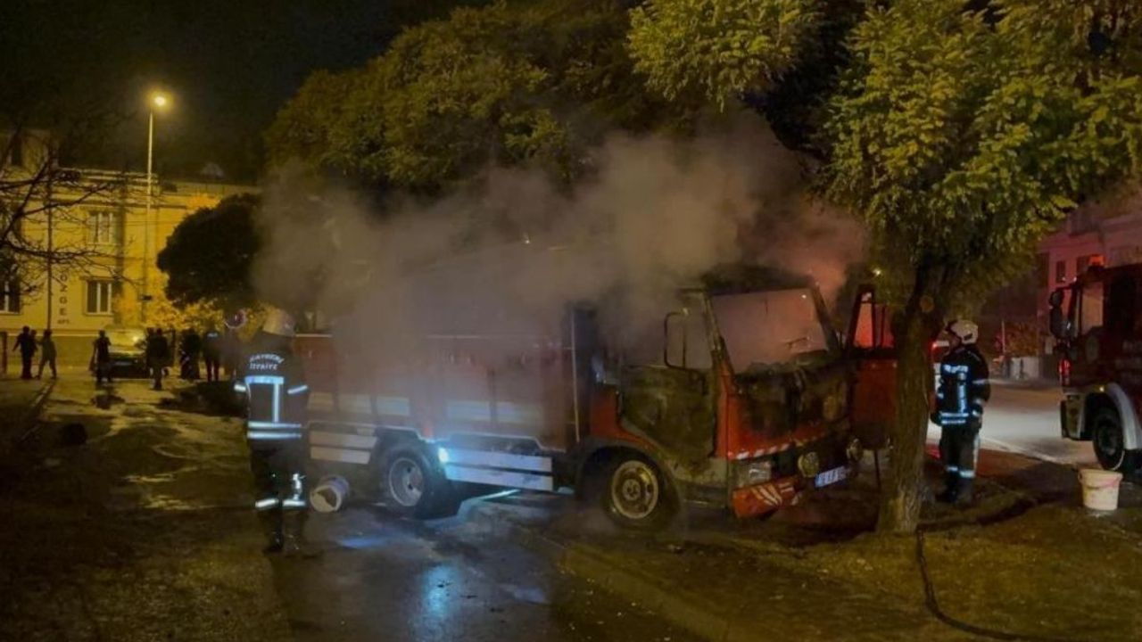 Kayseri'de aynı kişiye ait iki araç aynı anda yanmaya başladı: Yanan araca bindi hareket ettirdi