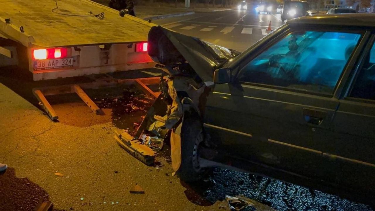 Kayseri’de korkunç çarpışma: Otomobil karşı şeride uçtu!