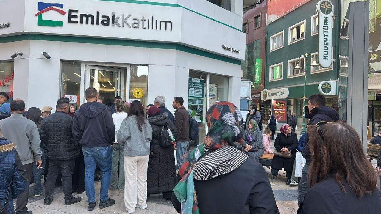 Kayseri'de  Bankaların önünde insan seli oluştu !  TOKİ’nin 500 bin sosyal konut projesi yoğun ilgi gördü
